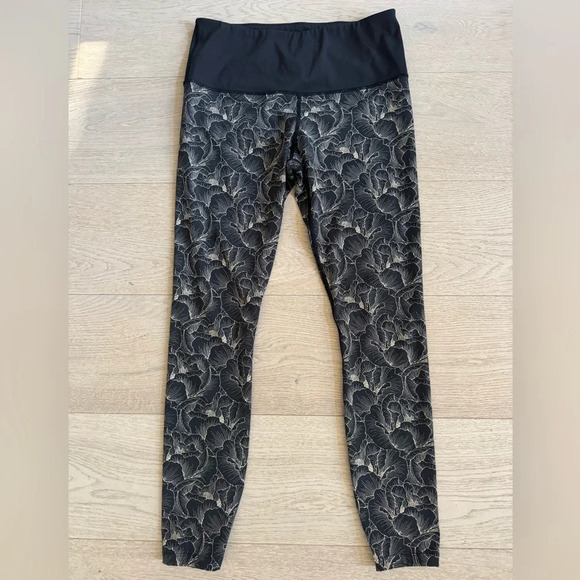 Varley Estrella Legging (Peach Floral)
Size Medium - Picture 8 of 10